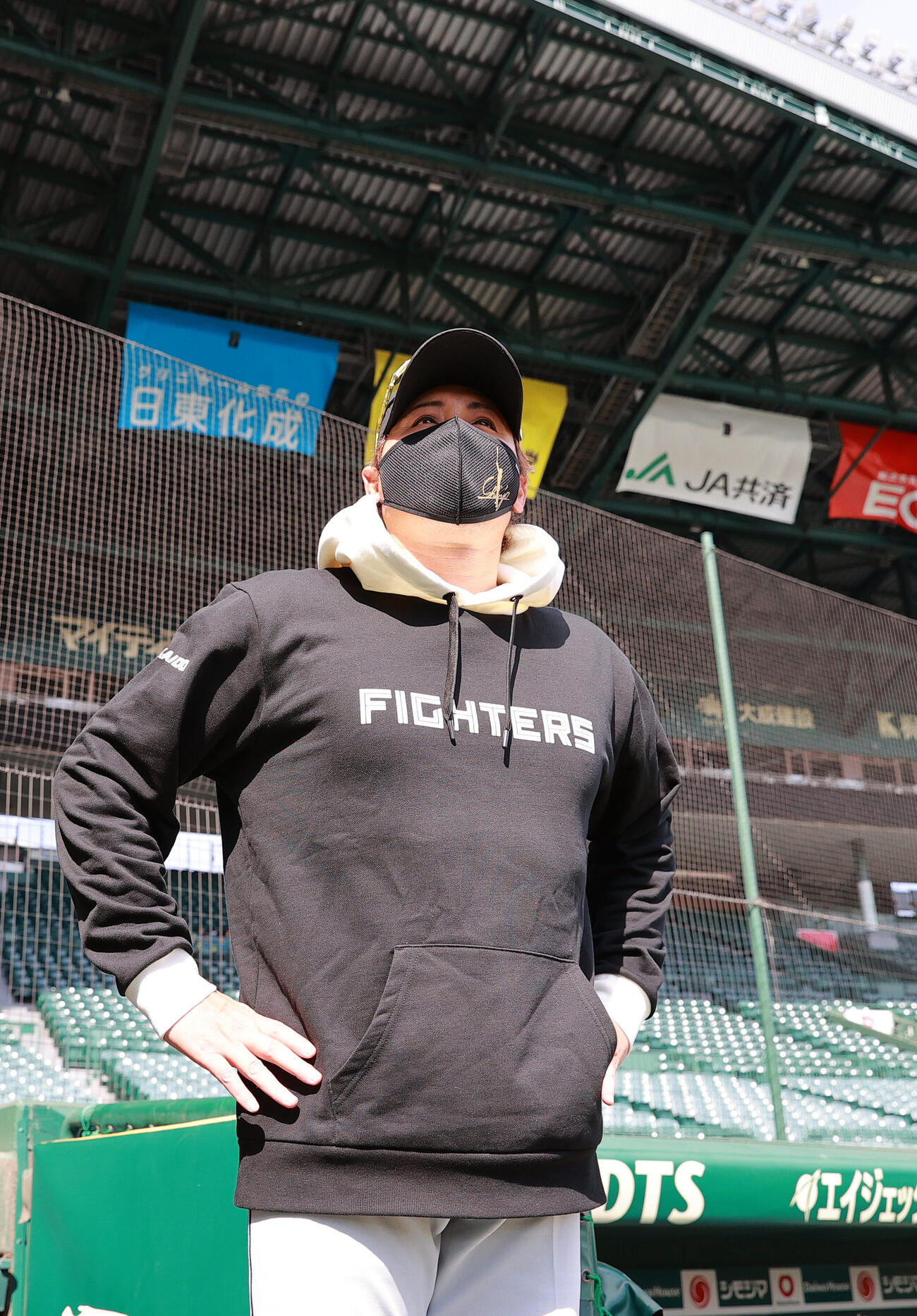 セ・パ交流戦　阪神対日本ハム1回戦　阪神対日本ハム　甲子園球場入りし、周りを見渡す日本ハム新庄剛志監督（撮影・上山淳一）