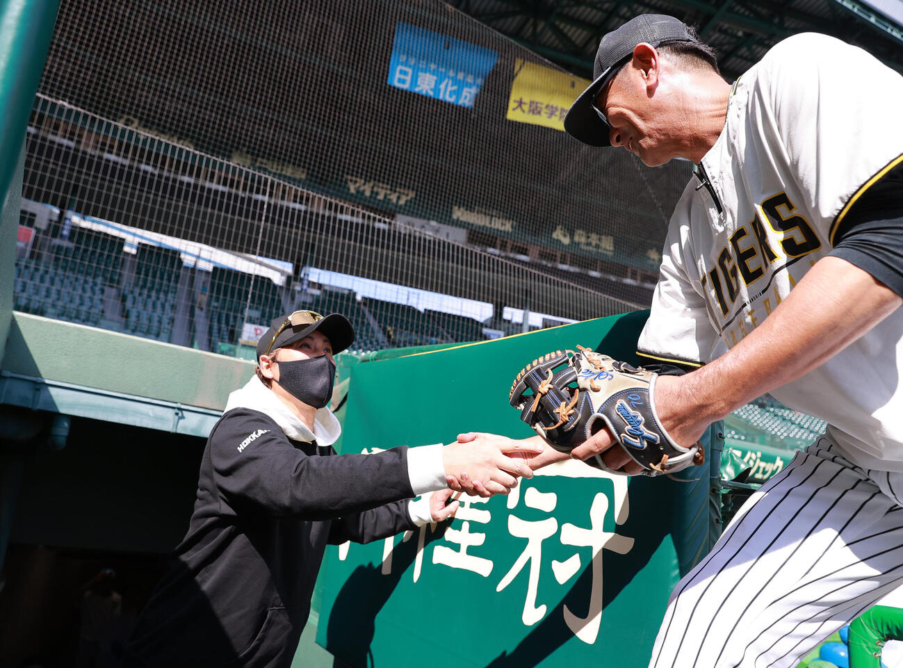 セ・パ交流戦　阪神対日本ハム1回戦　阪神対日本ハム　甲子園球場で阪神田中秀太内野守備走塁コーチ（右）と握手をかわす（撮影・上山淳一）