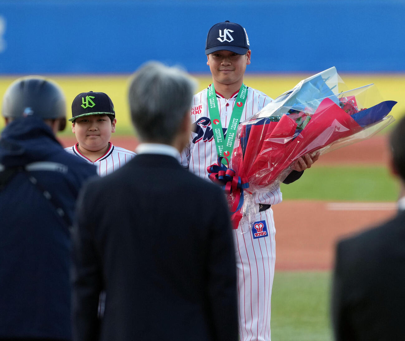 ヤクルト対西武　5月1日にサイクルヒットを達成し連盟表彰を受けたヤクルト丸山和郁（撮影・たえ見朱実）