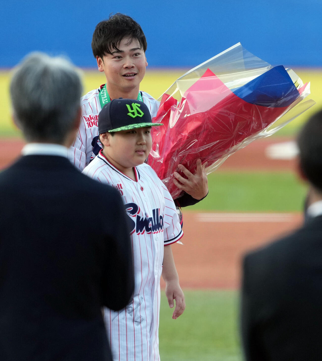 ヤクルト対西武　5月1日にサイクルヒットを達成し連盟表彰を受けたヤクルト丸山和郁（撮影・たえ見朱実）