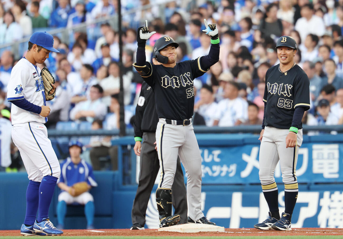 DeNA対オリックス　1回表オリックス1死満塁、適時打を放ちポーズをとる山中稜真（撮影・宮地輝）＝2026年5月26日