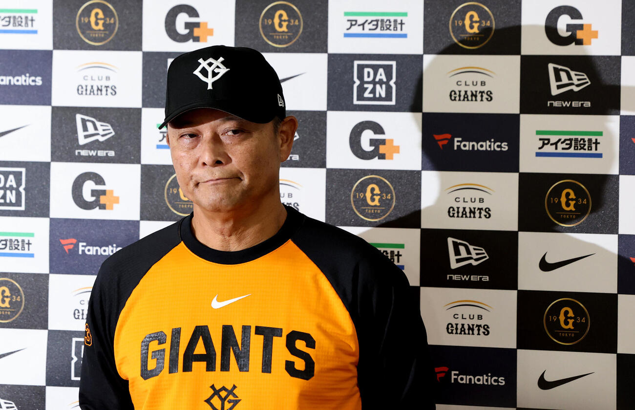 巨人対ソフトバンク　阿部慎之助監督の辞任を受け、試合前に会見する巨人橋上秀樹監督代行（撮影・野上伸悟）