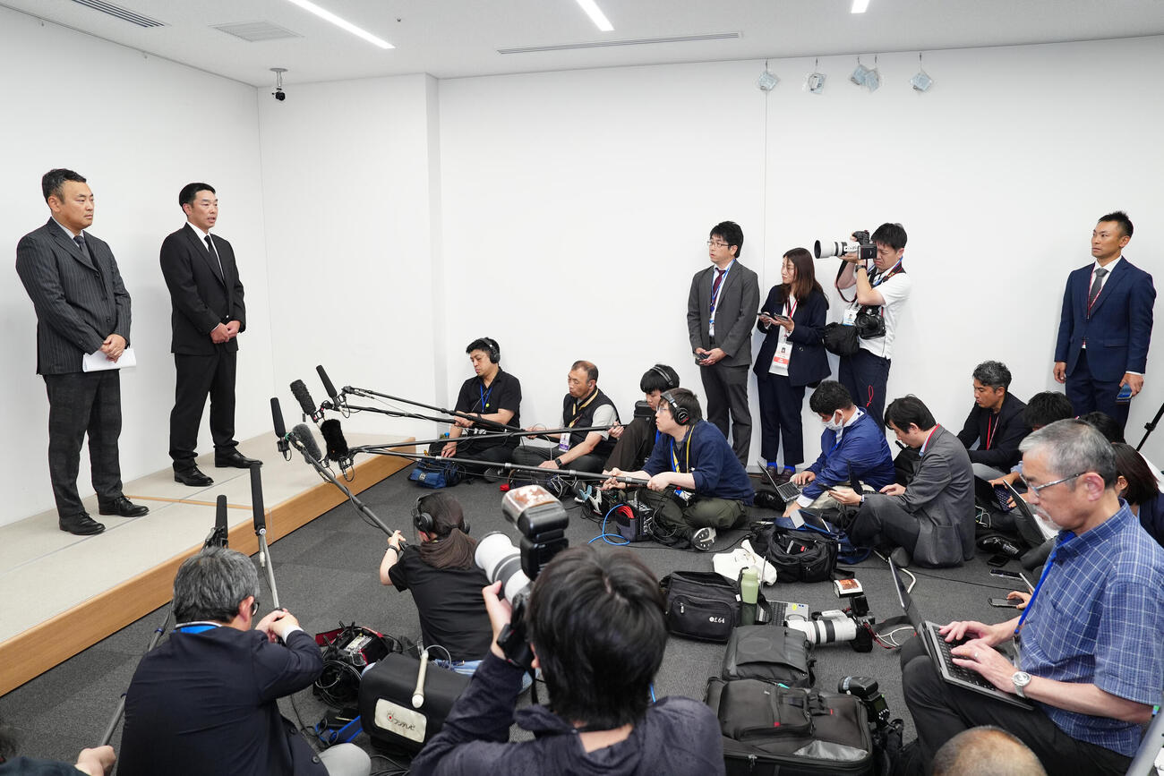 会見に臨む巨人阿部慎之助監督（左から2人目）（撮影・鈴木みどり）