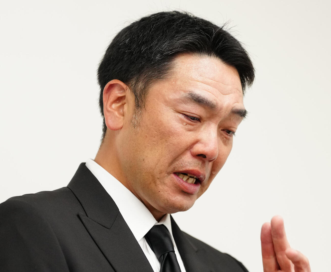 会見で大粒の涙を流す巨人阿部慎之助監督（撮影・鈴木みどり）＝2026年5月26日