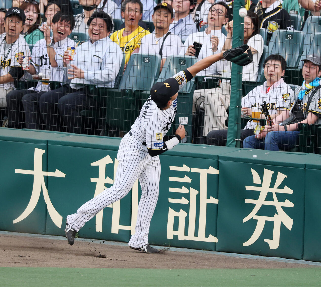 阪神対日本ハム　2回表日本ハム2死一、二塁、立石正広は細川凌平の邪飛をフェンス際で好捕する（撮影・加藤哉）