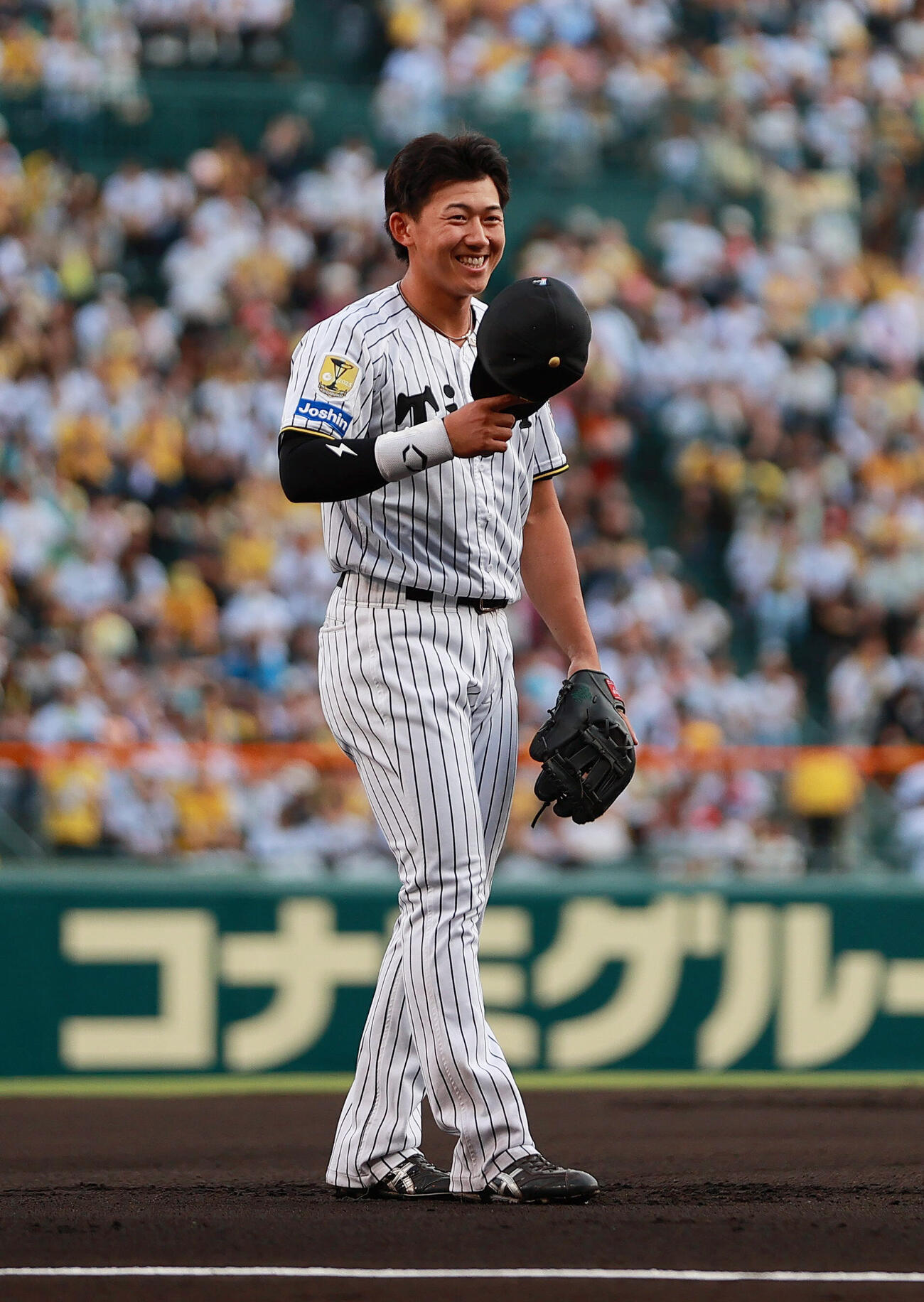 セ・パ交流戦　阪神対日本ハム1回戦　阪神対日本ハム　1回表、三塁の守備位置で笑顔を見せる安打を放ちベンチに向かってポーズする立石正広（撮影・上山淳一）