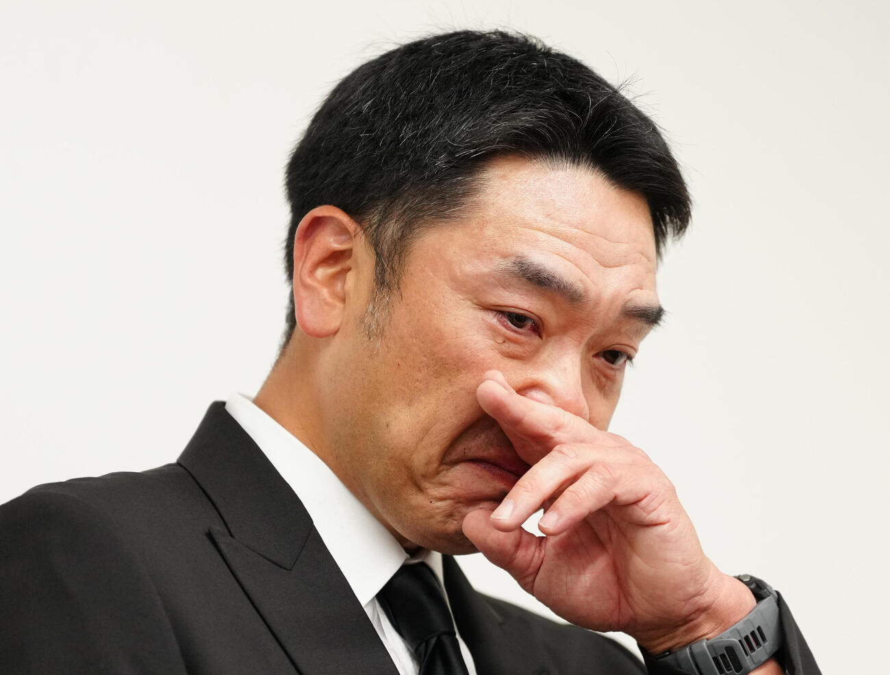 会見で大粒の涙を流す巨人阿部慎之助監督（撮影・鈴木みどり）