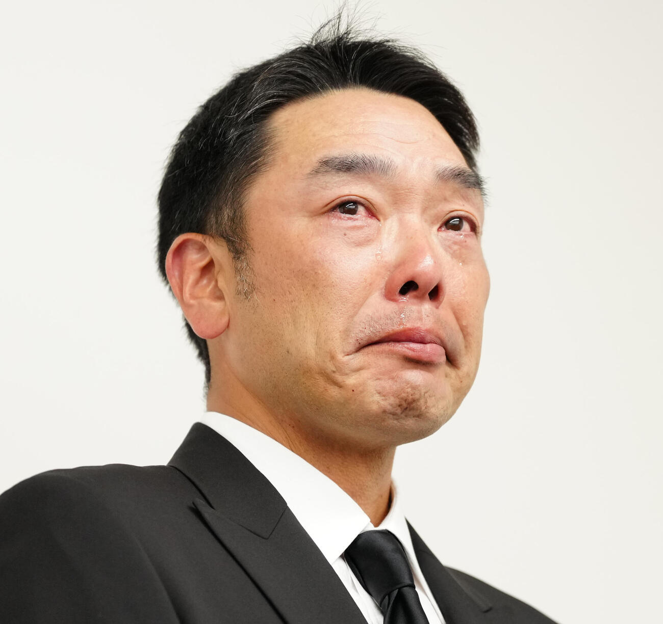 会見で大粒の涙を流す巨人阿部慎之助監督（撮影・鈴木みどり）