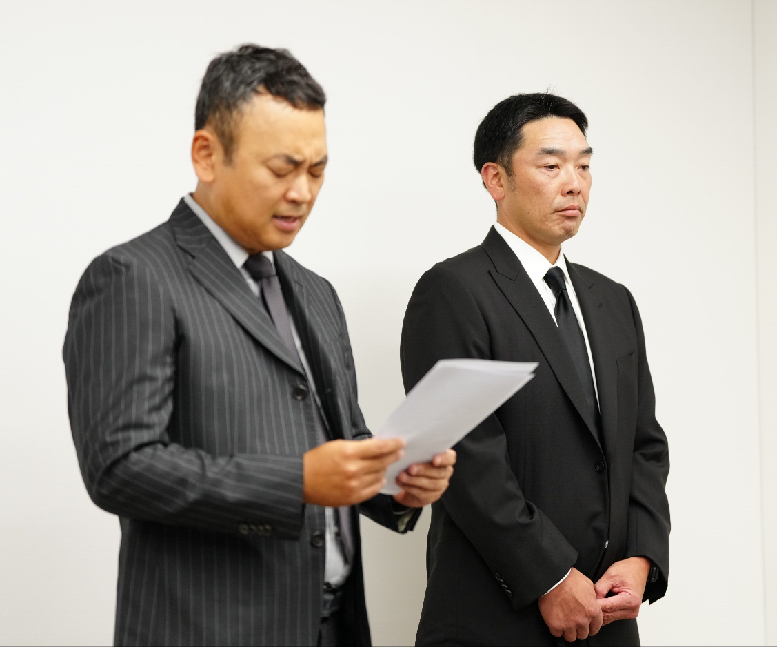 会見で、代理人弁護士が代読する長女からの手紙を聞く巨人阿部慎之助監督（右）（撮影・鈴木みどり）