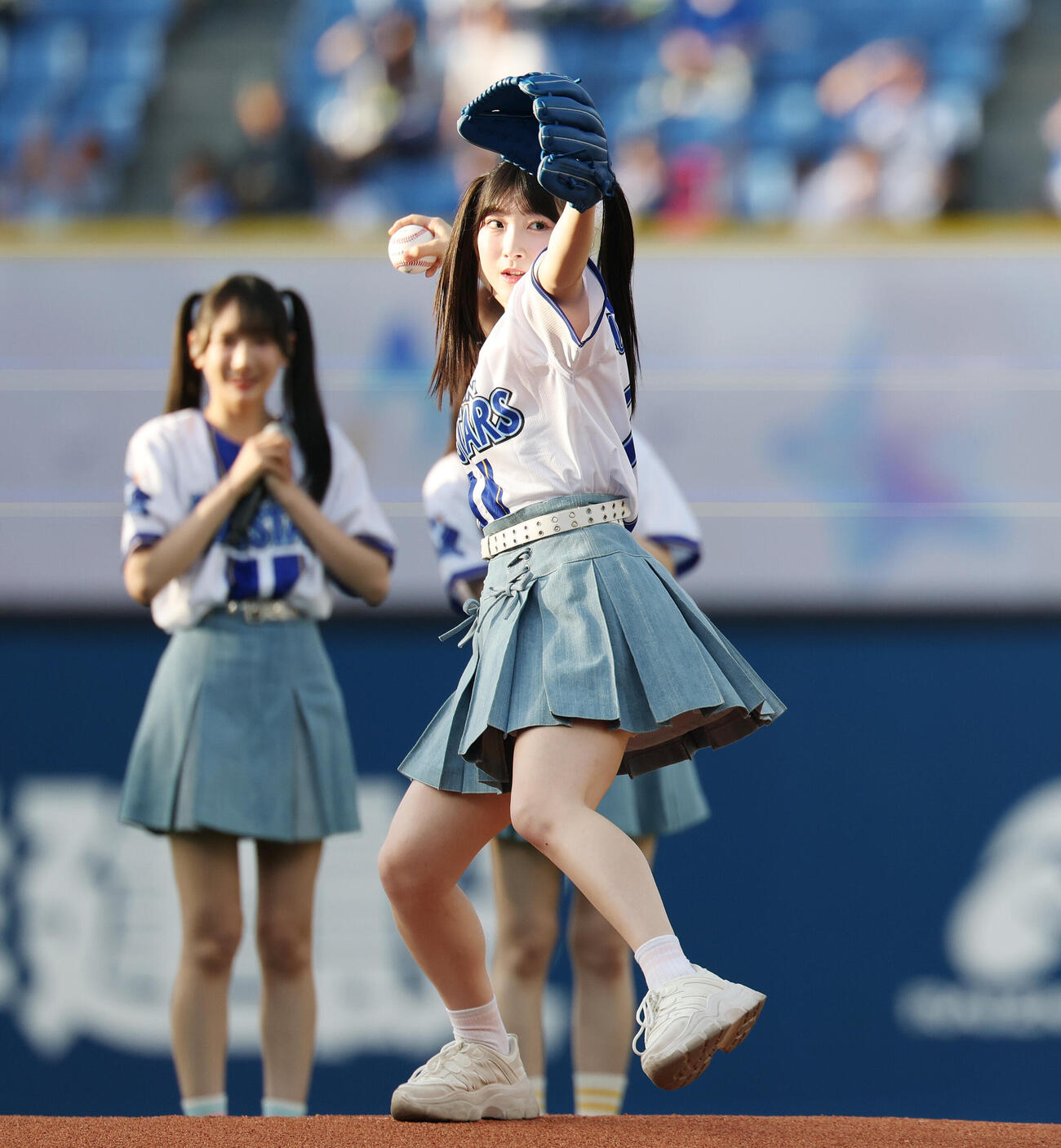 DeNA対オリックス　セレモニアルピッチを務める≠MEの櫻井もも（撮影・宮地輝）