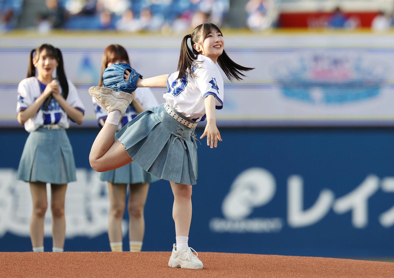 DeNA対オリックス　セレモニアルピッチを務める≠MEの櫻井もも（撮影・宮地輝）