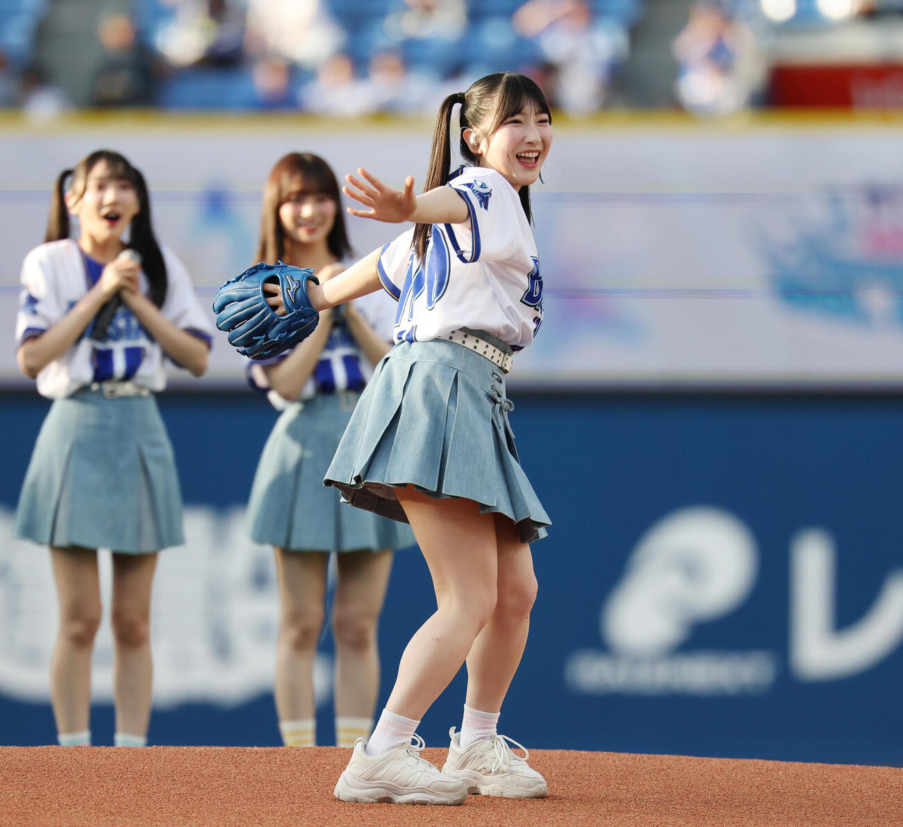 DeNA対オリックス　セレモニアルピッチを務める≠MEの櫻井もも（撮影・宮地輝）