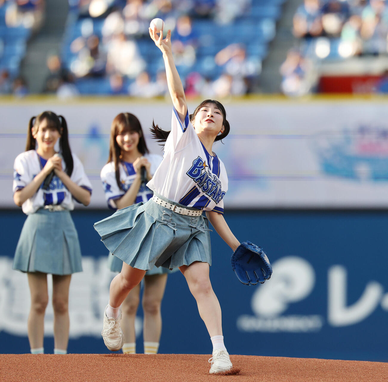 DeNA対オリックス　セレモニアルピッチを務める≠MEの櫻井もも（撮影・宮地輝）