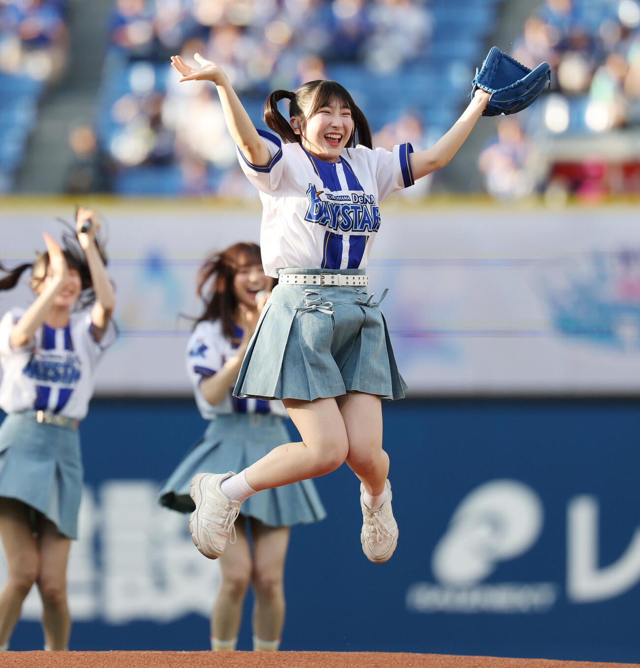 DeNA対オリックス　セレモニアルピッチを務めた≠MEの櫻井もも（撮影・宮地輝）