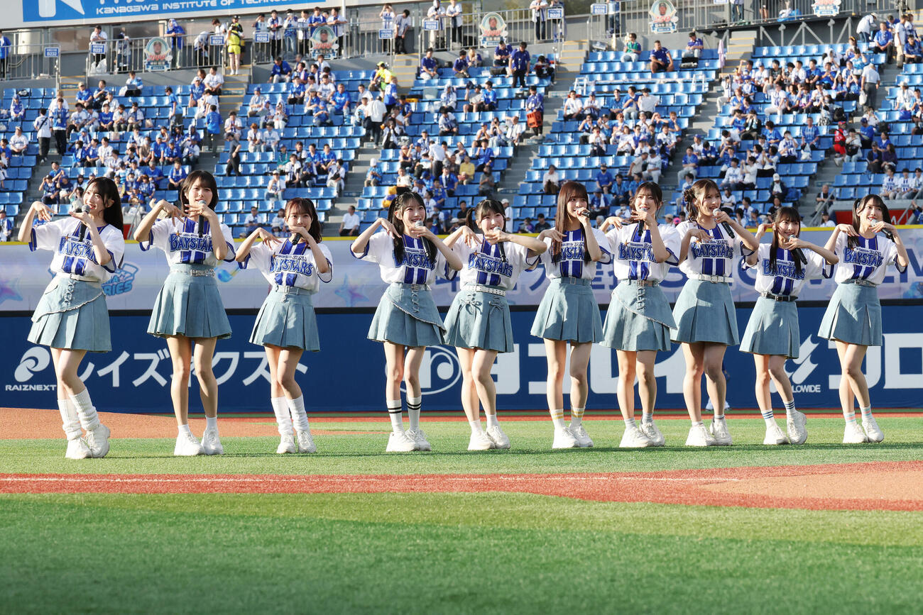 DeNA対オリックス　試合前、ミニライブを行う≠ME（撮影・宮地輝）