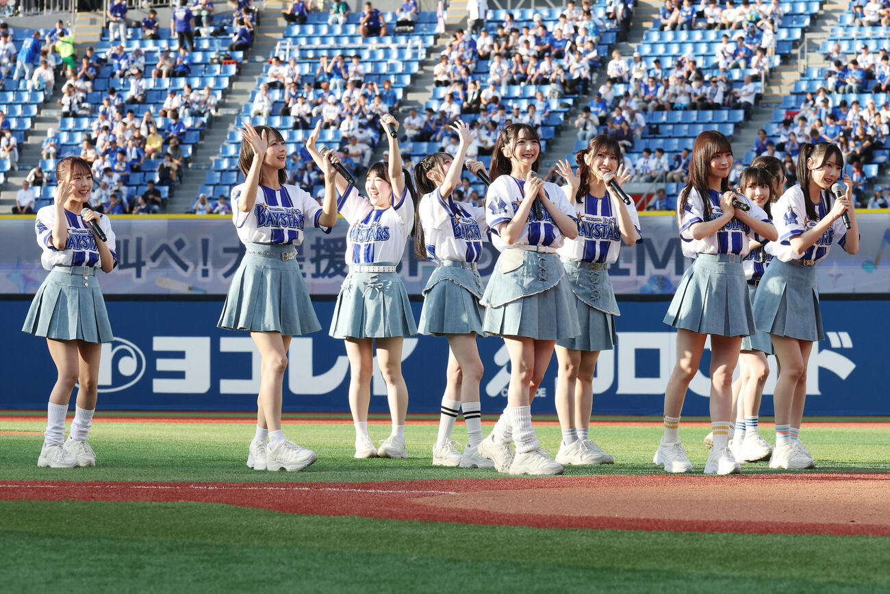 DeNA対オリックス　試合前、ミニライブを行う≠ME（撮影・宮地輝）