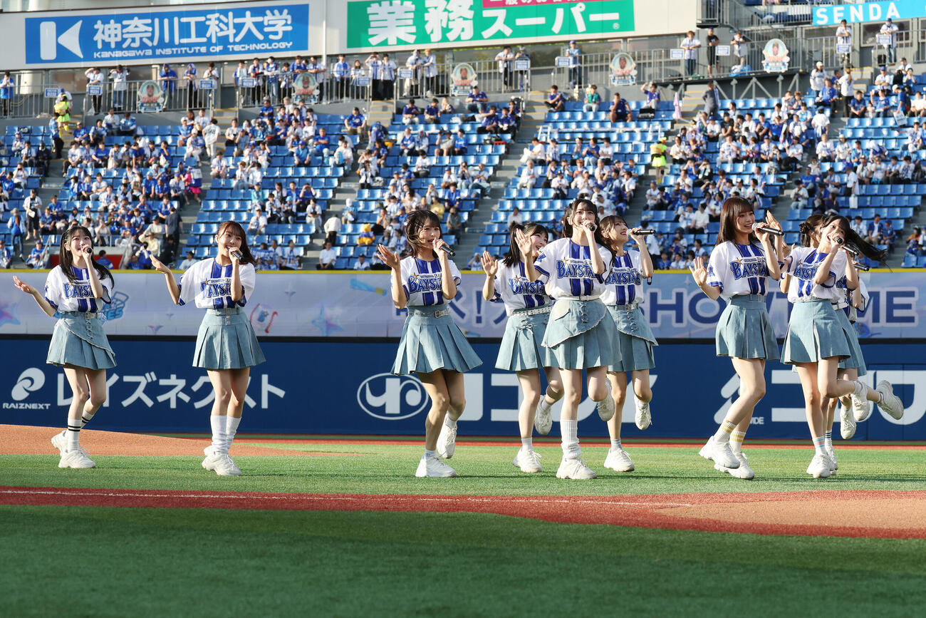 DeNA対オリックス　試合前、ミニライブを行う≠ME（撮影・宮地輝）