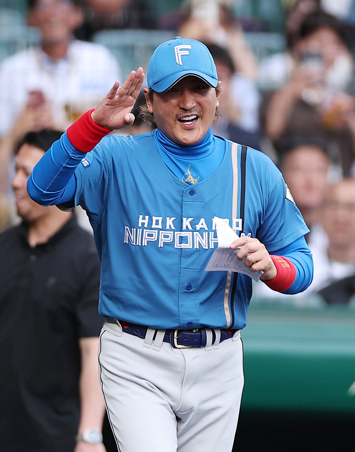 阪神対日本ハム　試合前、メンバー表交換に向かう日本ハム新庄剛志監督（撮影・前田充）＝2026年5月26日