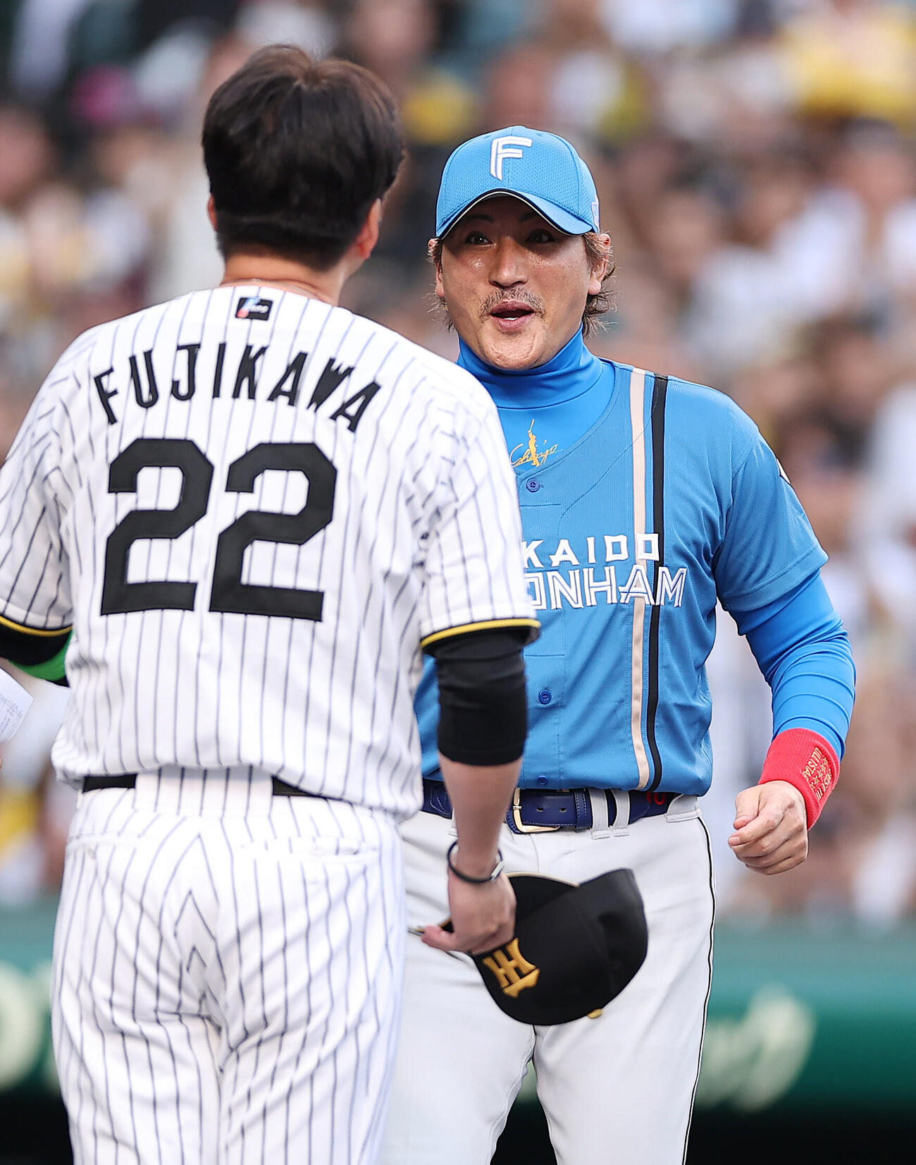 阪神対日本ハム　試合前、阪神藤川球児監督（左）とあいさつを交わす日本ハム新庄剛志監督（撮影・前田充）＝2026年5月26日