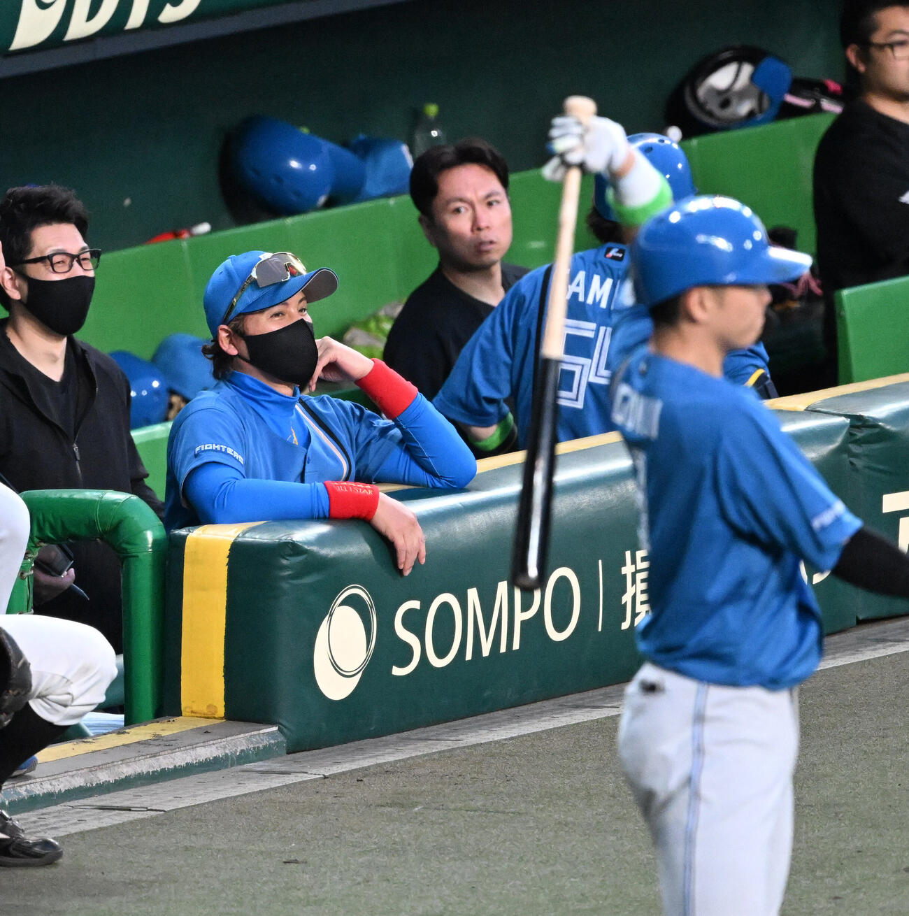 阪神対日本ハム　ベンチから戦況を見る日本ハム新庄剛志監督（撮影・和賀正仁）＝2026年5月26日