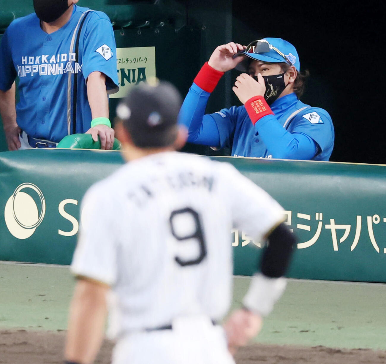 阪神対日本ハム　4回表、ベンチで帽子をかぶり直す日本ハム新庄剛志監督（撮影・加藤哉）2026年5月26日