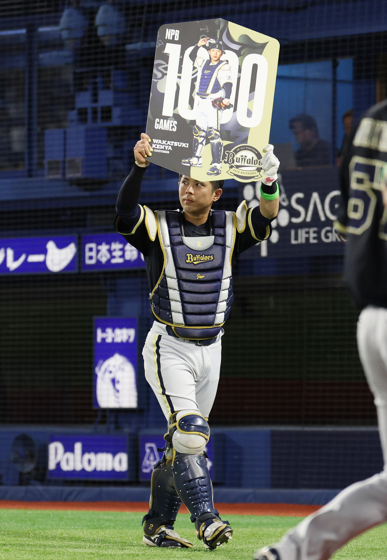 DeNA対オリックス　通算1000試合出場を達成し、記念ボードを掲げるオリックス若月健矢（撮影・宮地輝）