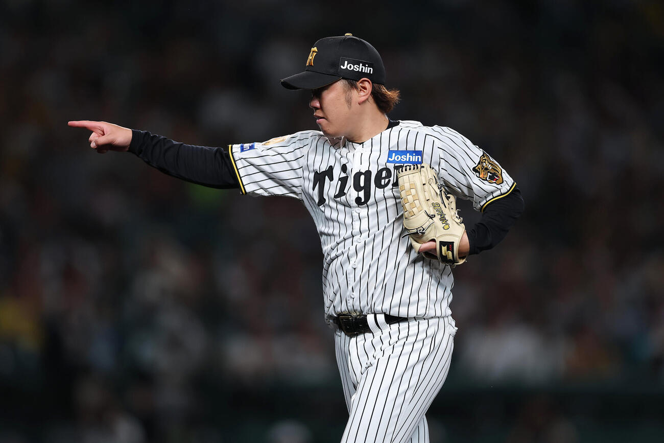 阪神対日本ハム　5回表日本ハム2死一、三塁、矢沢宏太を二ゴロに打ち取りピンチをしのぎ、伏見寅威を指さす西勇輝（撮影・前田充）＝2026年5月26日