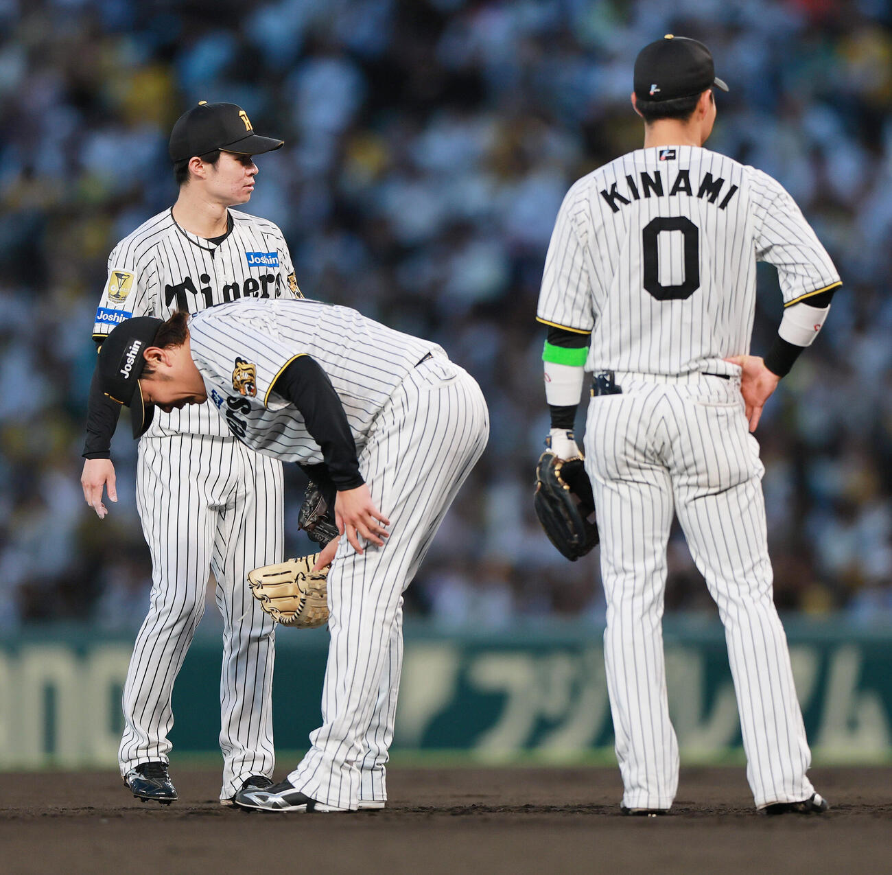 セ・パ交流戦　阪神対日本ハム1回戦　阪神対日本ハム　4回表日本ハム1死、田宮裕涼を二ゴロに抑えた場面で苦痛の表情を見せる西勇輝（中央）（撮影・上山淳一）＝2026年5月26日