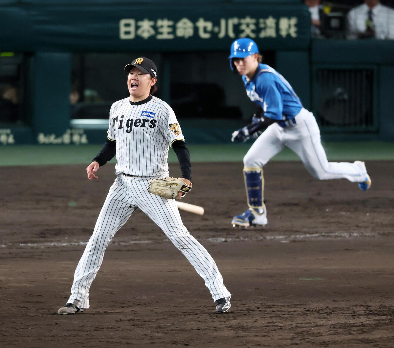 阪神対日本ハム　5回表日本ハム2死一、三塁、西勇輝は矢沢宏太を二ゴロに仕留める（撮影・加藤哉）2026年5月26日