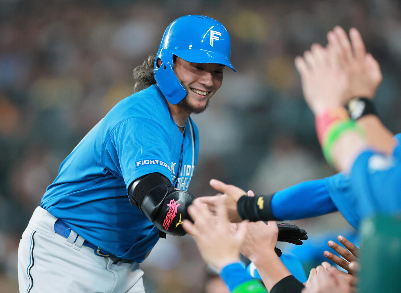 セ・パ交流戦　阪神対日本ハム1回戦　5回表日本ハム1死一塁、送りバントを決め祝福を受ける伊藤大海（撮影・上山淳一）