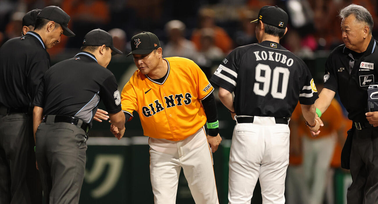 巨人対ソフトバンク　メンバー表の最終確認を行う巨人橋上秀樹監督代行（左）とソフトバンク久保裕紀監督（撮影・野上伸悟）