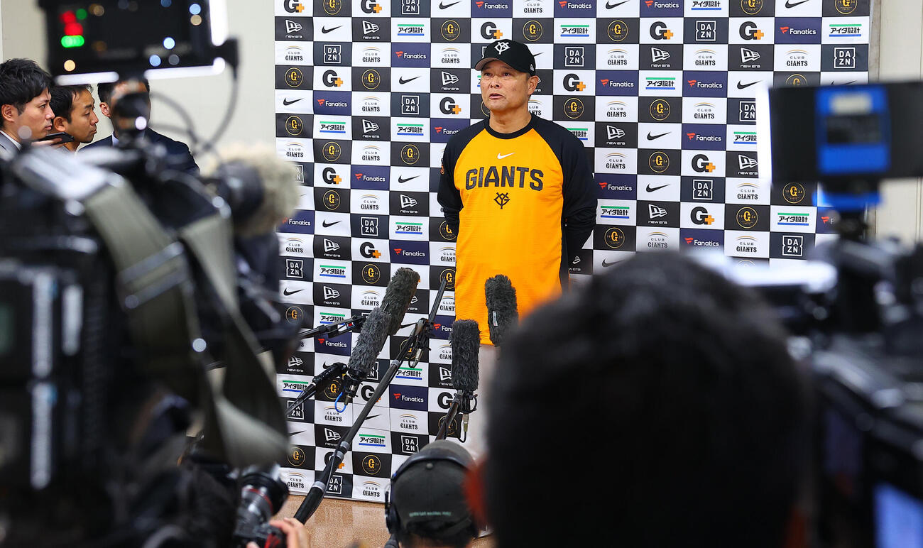 巨人対ソフトバンク　阿部慎之助監督の辞任を受け、試合前に会見する巨人橋上秀樹監督代行（撮影・野上伸悟）＝2026年5月26日