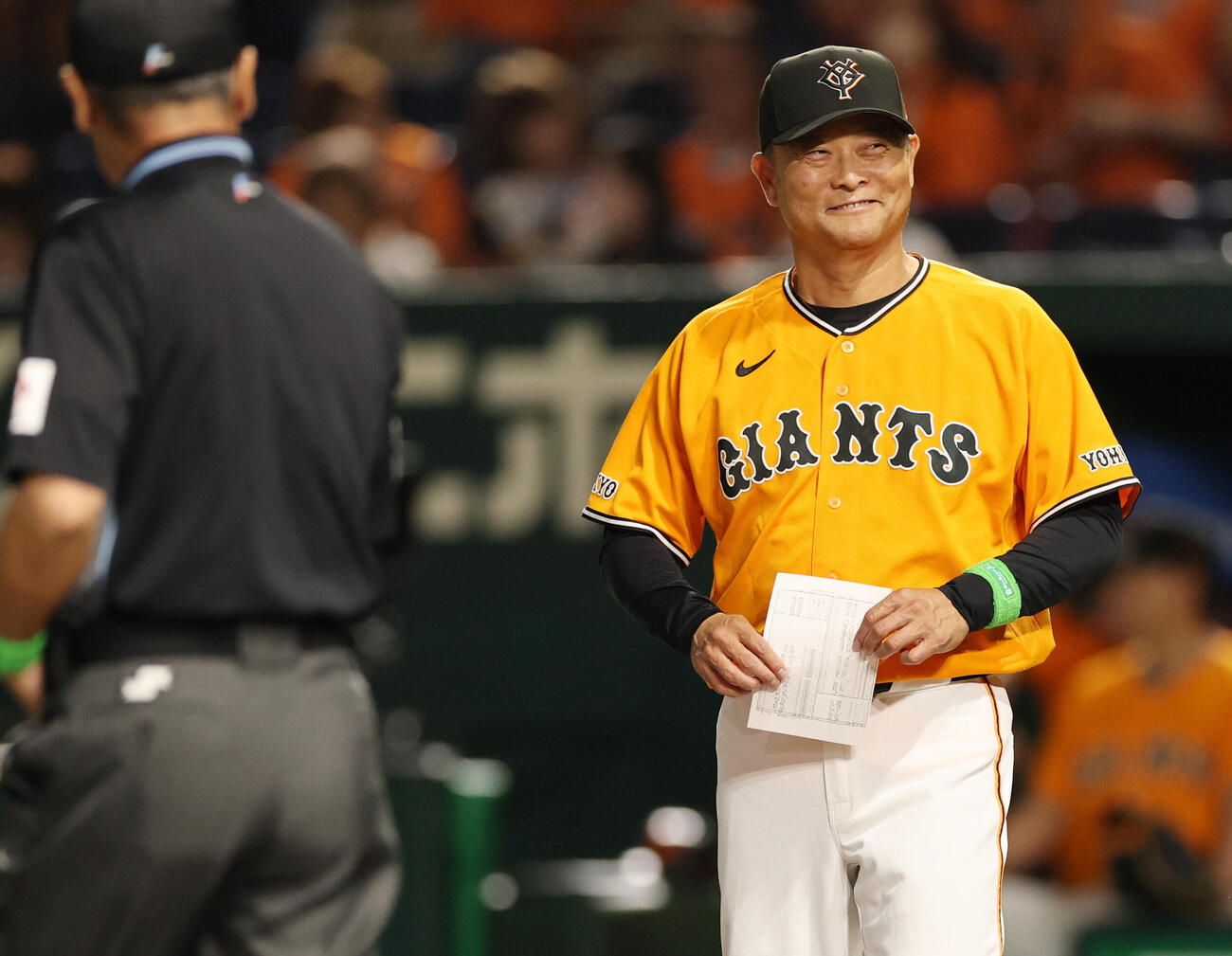 巨人対ソフトバンク　メンバー表の最終確認を行う巨人橋上秀樹監督代行（撮影・野上伸悟）