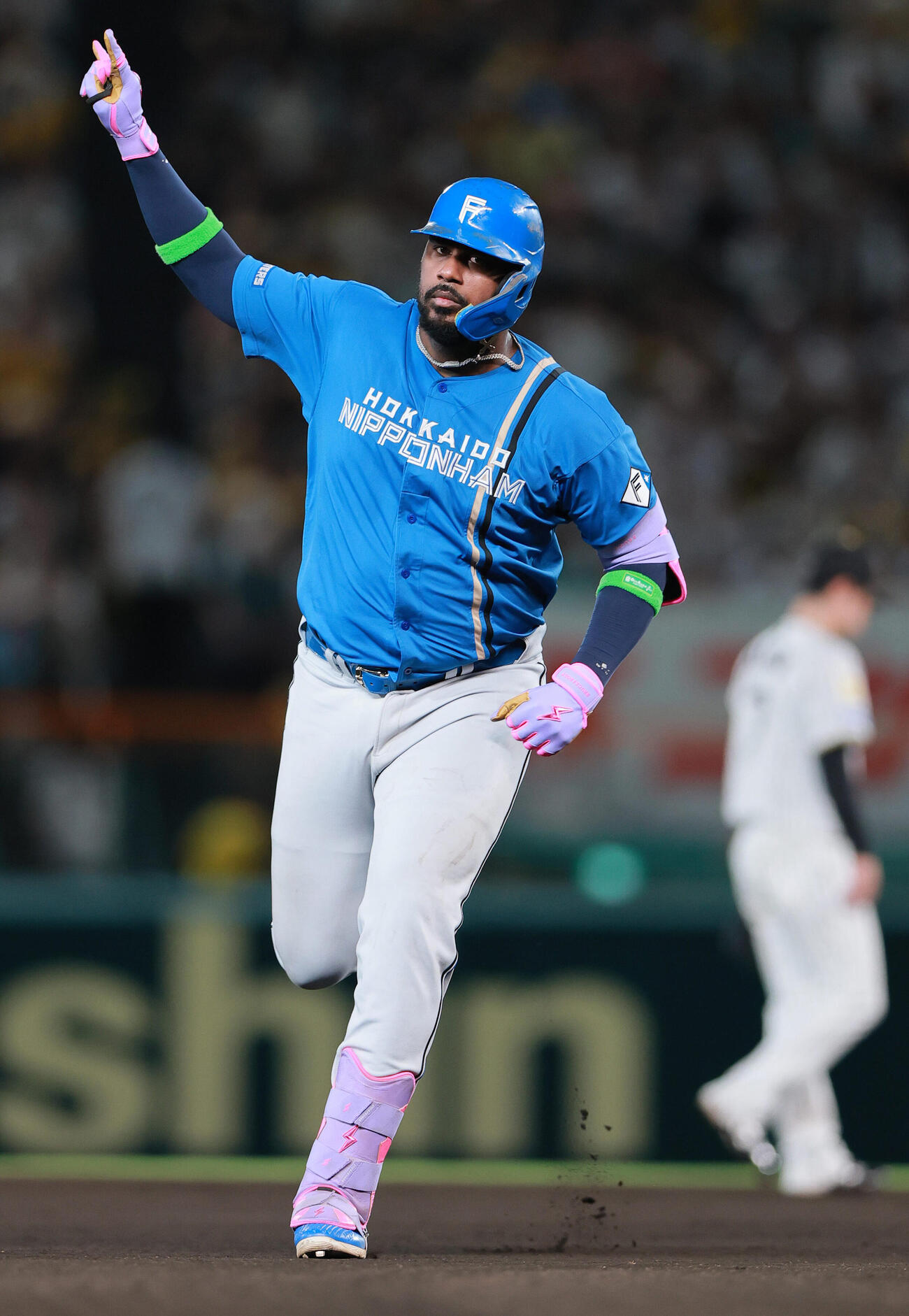 セ・パ交流戦　阪神対日本ハム1回戦　阪神対日本ハム　6回表日本ハム1死、フランミル・レイエスはソロ本塁打を放ちダイヤモンドを1周する（撮影・上山淳一）＝2026年5月26日