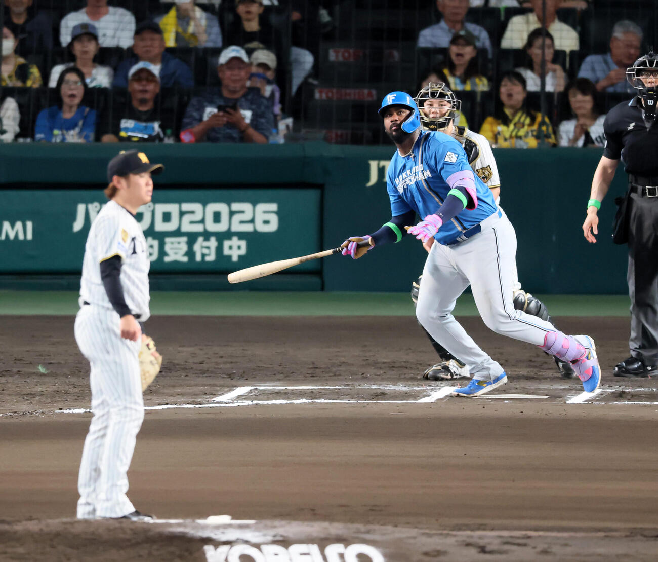 阪神対日本ハム　6回表日本ハム1死、フランミル・レイエスは中越えに本塁打を放つ。投手西勇輝（撮影・加藤哉）2026年5月26日