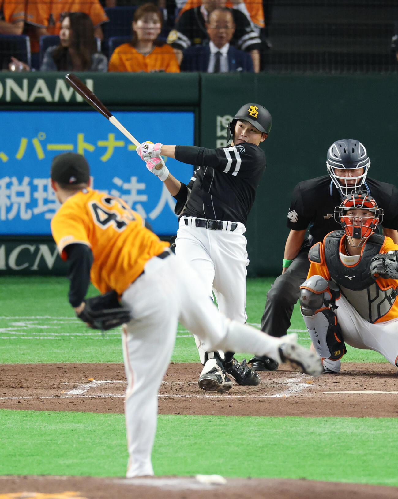 巨人対ソフトバンク　3回表ソフトバンク1死、本塁打を放つ山本恵大。投手則本昂大（撮影・増田悦実）