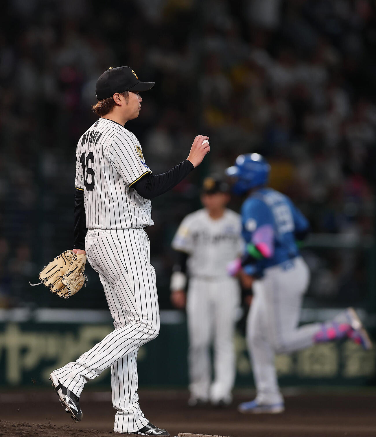 阪神対日本ハム　6回表日本ハム1死、フランミル・レイエスに先制本塁打を浴びた西勇輝（撮影・前田充）
