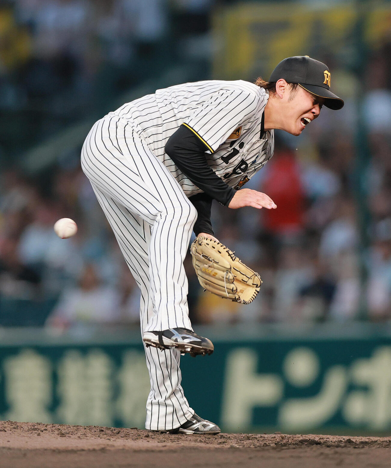 セ・パ交流戦　阪神対日本ハム1回戦　阪神対日本ハム　4回表日本ハム1死、西勇輝は郡司裕也の打球を太もも付近に受ける（撮影・上山淳一）