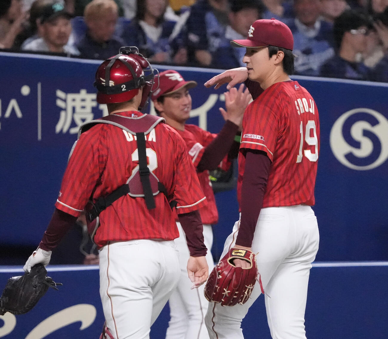 プロ野球交流戦中日対楽天　1回終了、太田光（左）と言葉を交わしベンチへ戻る荘司康誠（撮影・森本幸一）