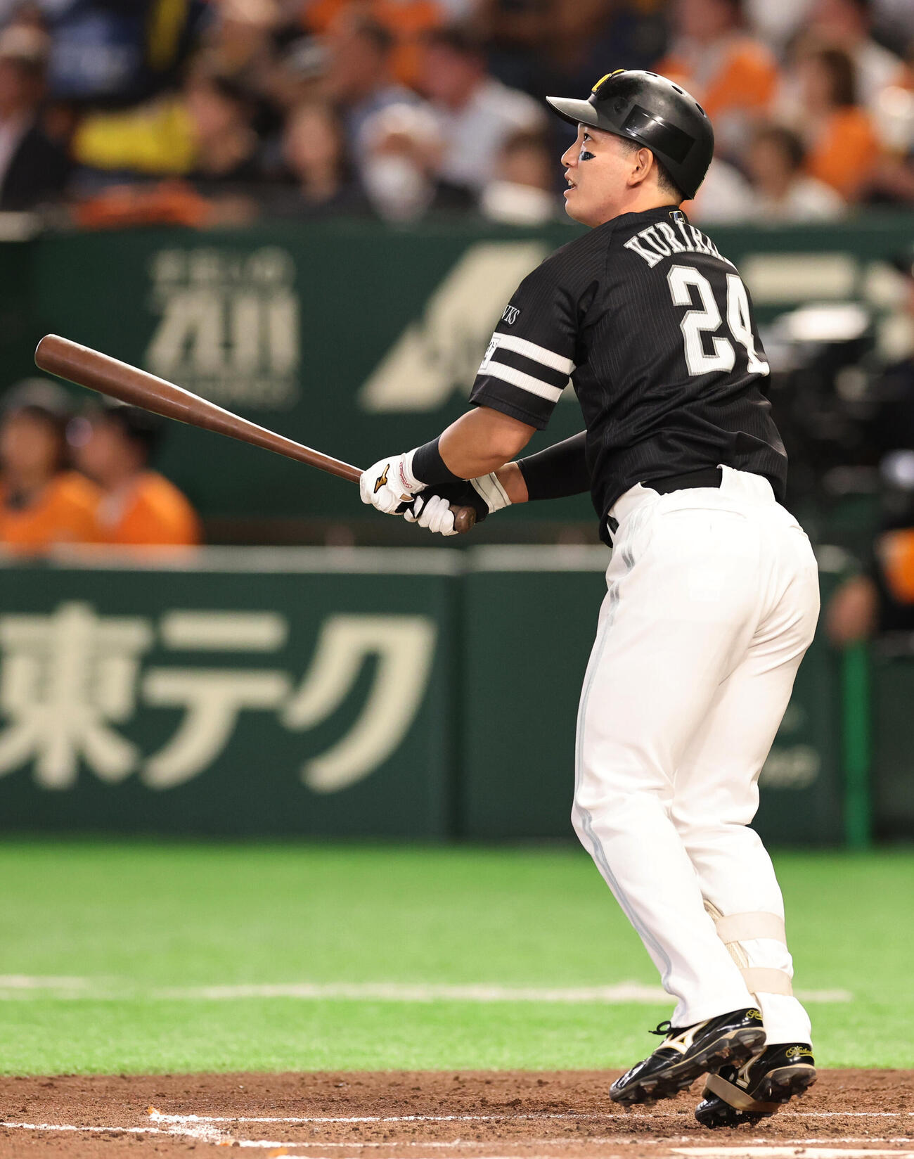 巨人対ソフトバンク　3回表ソフトバンク1死一、二塁、3点本塁打を放つ栗原陵矢（撮影・野上伸悟）