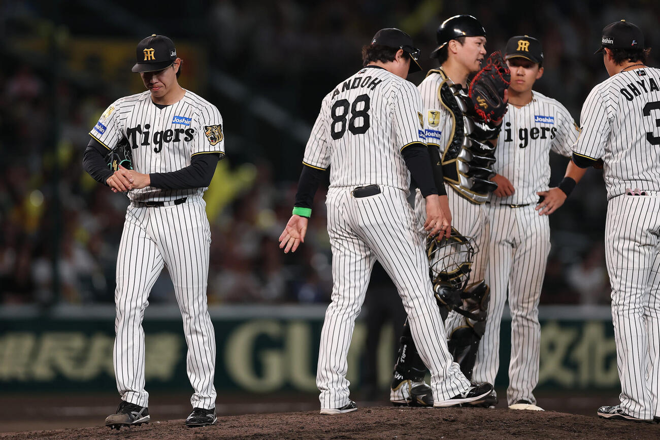 阪神対日本ハム　7回表日本ハム1死一、二塁、降板する工藤泰成（左端）（撮影・前田充）＝2026年5月26日