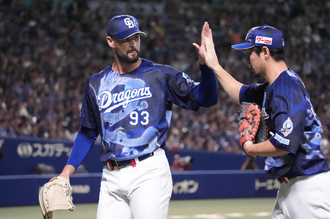 プロ野球交流戦中日対楽天　3回表終了、カイル・マラー（左）は阿部寿樹とタッチを交わしベンチへ戻る（撮影・森本幸一）