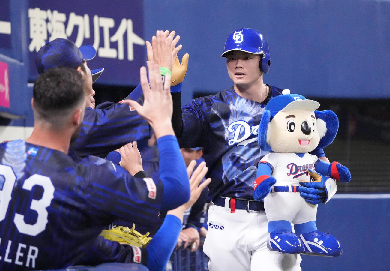 プロ野球交流戦中日対楽天　2回裏中日無死、細川成也（右）は本塁打を放ちナインとタッチを交わす（撮影・森本幸一）