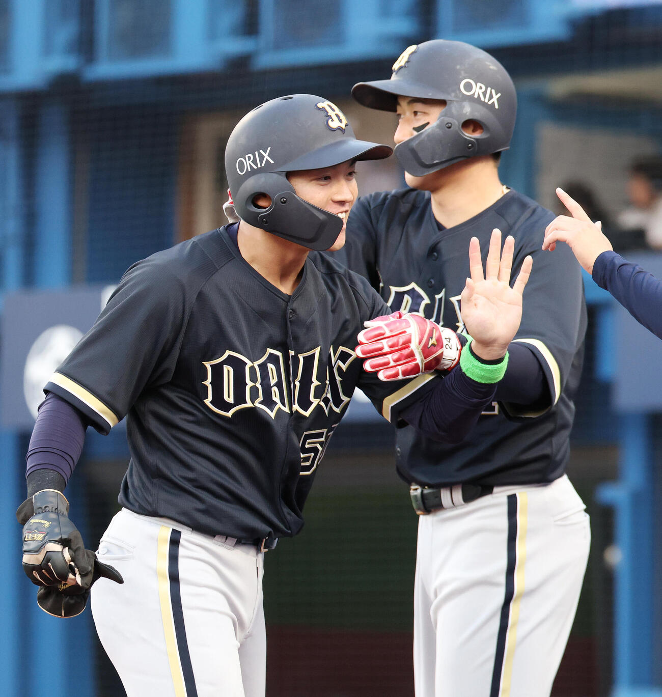 DeNA対オリックス　1回表オリックス2死一、三塁、野口智哉の2点適時打で生還し紅林弘太郎（右）と喜ぶ山中稜真（撮影・宮地輝）