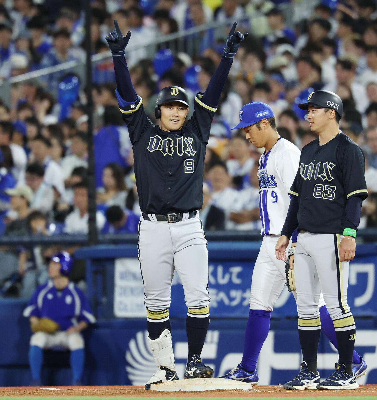 DeNA対オリックス　7回表オリックス2死満塁、2点適時打を放ちポーズをとる野口智哉（撮影・宮地輝）