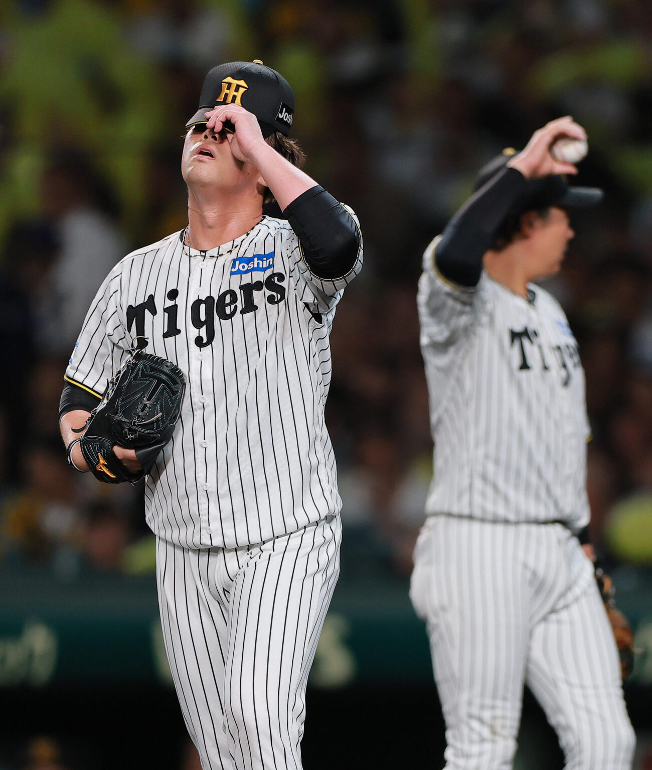 セ・パ交流戦　阪神対日本ハム1回戦　阪神対日本ハム　7回表日本ハム2死満塁、暴投で失点した桐敷拓馬（手前）（撮影・上山淳一）
