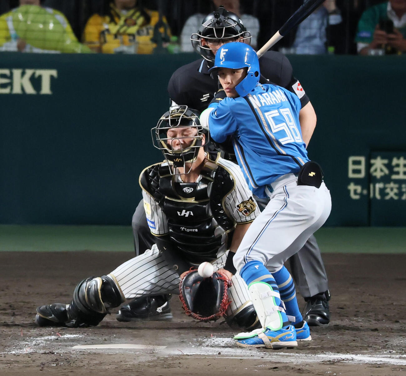 阪神対日本ハム　7回表日本ハム2死満塁打者奈良間大己のとき桐敷拓馬の暴投で伏見寅威が後逸（撮影・加藤哉）