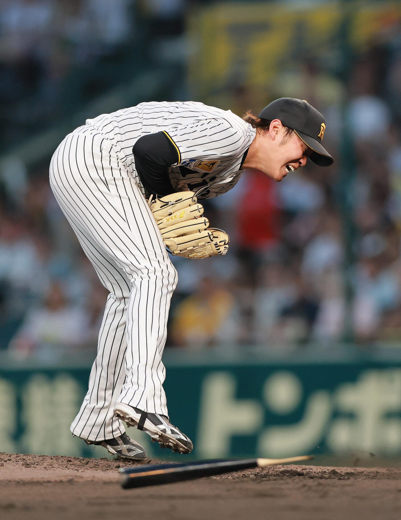 セ・パ交流戦　阪神対日本ハム1回戦　阪神対日本ハム　4回表日本ハム1死、西勇輝の横を二ゴロに抑えた郡司裕也の折れたバットが通過する（撮影・上山淳一）＝2026年5月26日