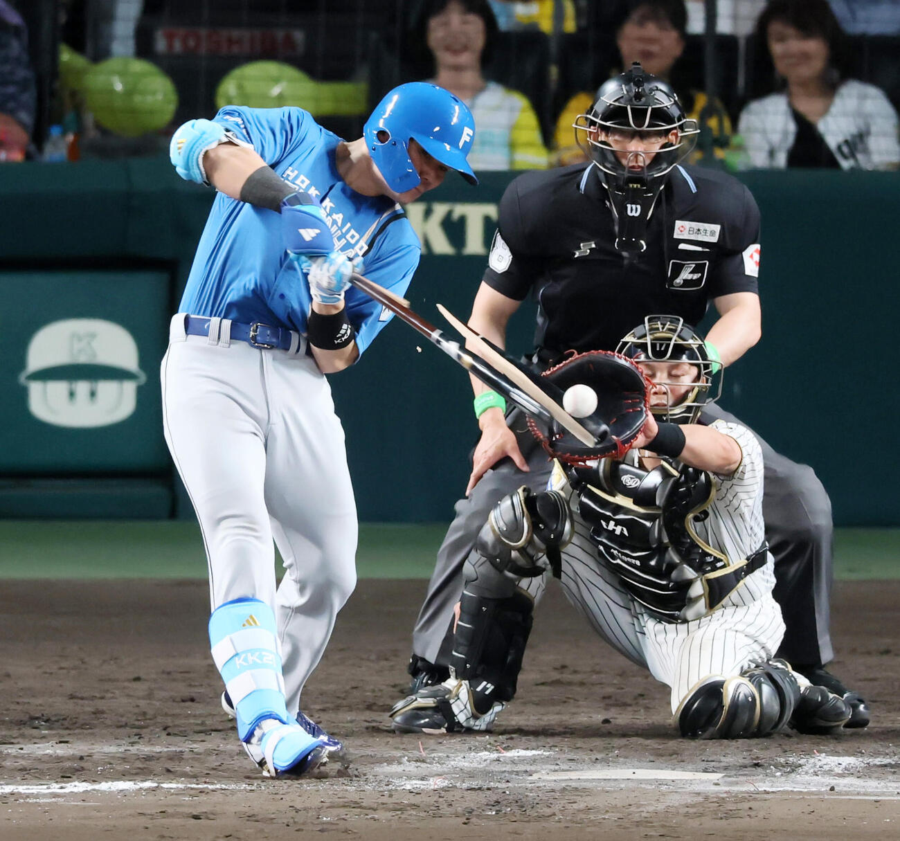 阪神対日本ハム　7回表日本ハム1死一、..二塁、清宮幸太郎はバットを折って遊ゴロに倒れる（撮影・加藤哉）2026年5月26日