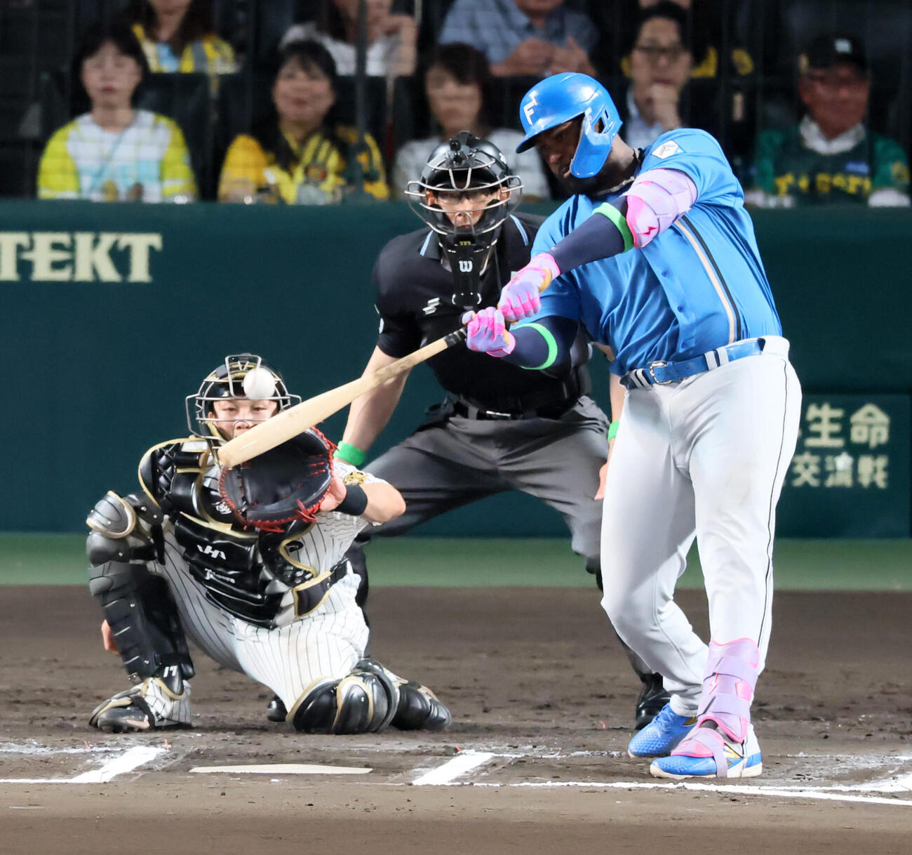 阪神対日本ハム　6回表日本ハム1死、フランミル・レイエスは中越えソロ本塁打を放つ（撮影・加藤哉）